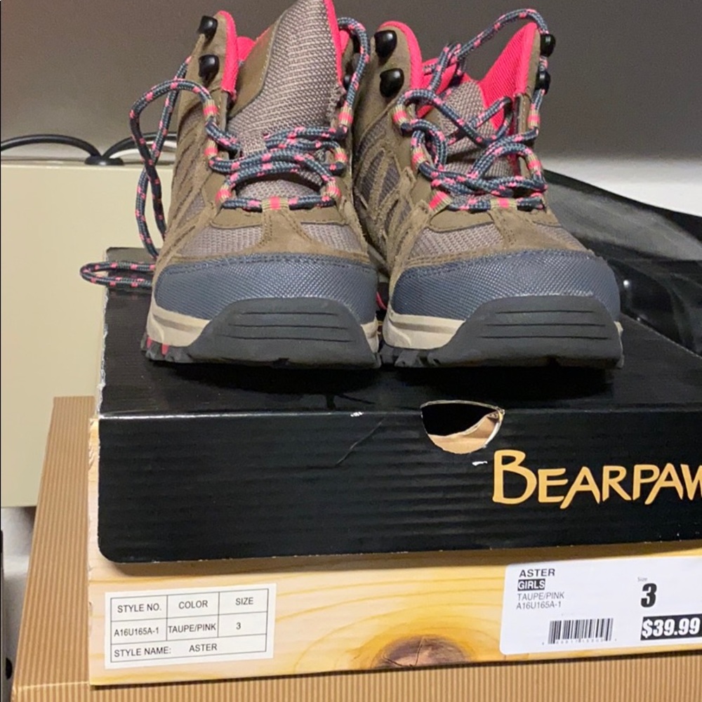 Bearpaw girl hiking boots